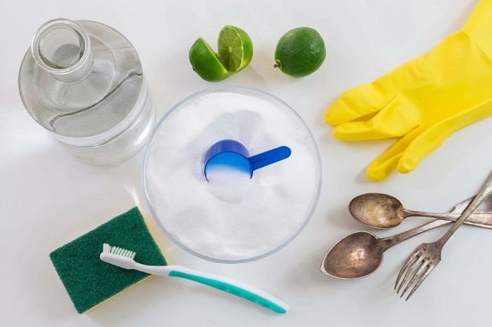 تمیز کردن قاشق چنگال با نمک و لیمو